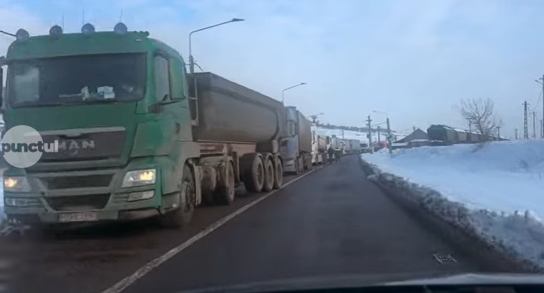 coada-de-camioane-la-salina-dej,-pentru-sare-de-deszapezire-(video)