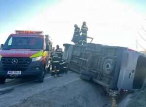 circulatia-a-fost-oprita-pe-dn-13,-in-judetul-brasov,-dupa-ce-un-camion-cu-ingrasamant-s-a-rasturnat-pe-carosabil