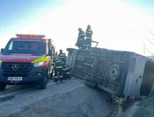 circulatia-a-fost-oprita-pe-dn-13,-in-judetul-brasov,-dupa-ce-un-camion-cu-ingrasamant-s-a-rasturnat-pe-carosabil