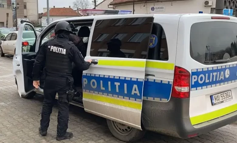 actiune-de-amploare-a-politistilor-la-cristesti-in-dosare-de-furt-si-inselaciune