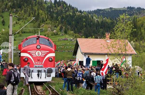 trenurile-„szekely-gyors”-si-„csiksomlyo-expressz”-vor-porni-si-in-acest-an-spre-pelerinajul-de-rusalii-de-la-sumuleu-ciuc