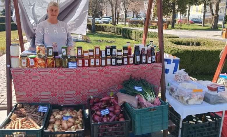 foto:-targul-producatorilor-locali,-in-parcul-central-din-reghin