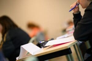 elevii-de-clasa-a-8-a-sustin,-de-la-aceasta-ora,-simularea-evaluarii-nationale-la-limba-si-literatura-romana