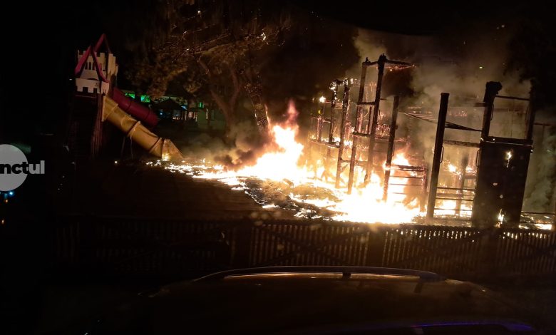 incendiu-produs-la-elemente-de-joaca-intr-un-parc-pentru-copii-din-municipiul-targu-mures,-pe-strada-gheorghe-doja