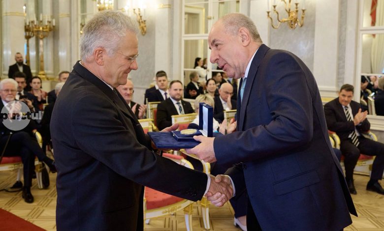 presedintele-ungariei-l-a-decorat-cu-medalia-de-aur-pe-boloni-laszlo-la-palatul-sandor