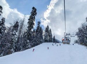 se-anunta-un-sfarsit-de-saptamana-bun-pentru-practicarea-sporturilor-de-iarna-pe-domeniul-schiabil-din-poiana-brasov