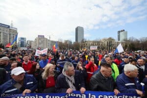 aproximativ-1.000-de-angajati-de-la-complexul-energetic-oltenia-continua-sa-protesteze-la-guvern-in-piata-victoriei-din-capitala