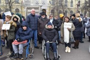 o-suta-de-persoane-cu-dizabilitati-si-asistenti-sociali-au-protestat-in-piata-victoriei-din-capitala