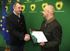 romsilva-l-a-premiat-pe-padurarul-care-a-salvat-cele-doua-minore-in-judetul-mures