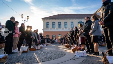 cosurile-cu-bucate-pentru-pastele-catolic,-sfintite-de-preoti-in-piata-centrala-din-sfantu-gheorghe