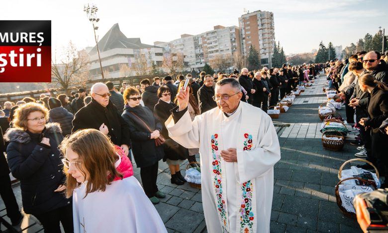 foto.-25-de-ani-de-traditie-si-mii-de-participanti-la-sfintirea-bucatelor-de-pastele-catolic!