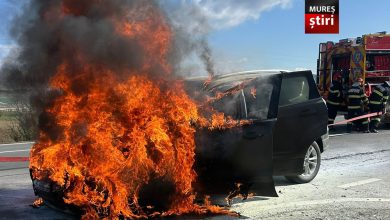 flacari-pe-sosea!-un-autoturism-a-luat-foc-la-iesirea-din-vanatori!