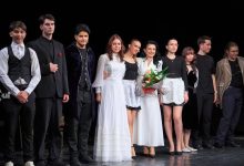 succes-pe-scena-teatrului-ariel:-elevii-din-ludus-au-impresionat-cu-premiera-piesei-„the-mask-in-the-mirror”