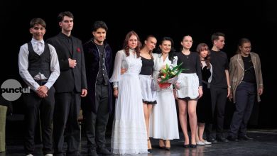 succes-pe-scena-teatrului-ariel:-elevii-din-ludus-au-impresionat-cu-premiera-piesei-„the-mask-in-the-mirror”