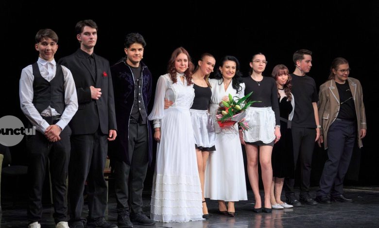 succes-pe-scena-teatrului-ariel:-elevii-din-ludus-au-impresionat-cu-premiera-piesei-„the-mask-in-the-mirror”