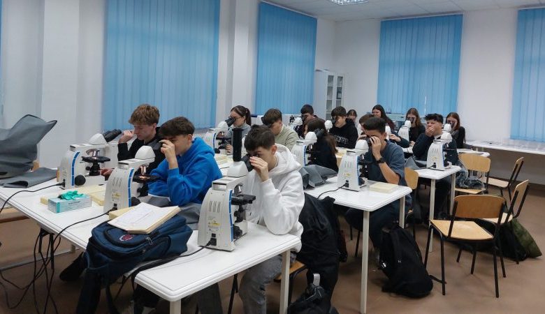 32-de-licee-vor-testa-robotica,-inteligenta-artificiala-sau-bioetica.-liceele-se-pot-inscrie-pana-pe-31-mai