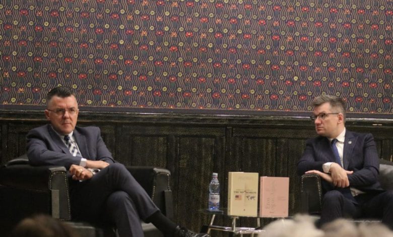 prezentare-de-carte-la-palatul-culturii:-america-lui-trump-vs-lumea-lui-soros-dan-dungaciu:-trump-are-aerul-unui-monarh.-neamtu:-soros-nu-doarme 