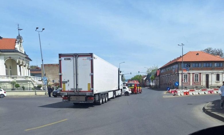 sofer-ranit-in-sensul-giratoriu-de-la-cocosul-de-aur