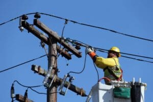 furnizarea-energiei-electrice-a-fost-reluata-in-localitatile-afectate-de-incidentul-de-la-borsec