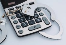 o-functionara-banuita-de-delapidarea-a-136.000-de-lei-din-bugetul-unei-localitati-din-mures,-retinuta-de-politisti