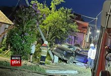 video.-un-tanar-a-intrat-cu-masina-intr-un-cap-de-pod-si-un-stalp!-familie-salvata-de-noroc,-la-balauseri