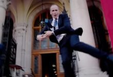 ministrul-ungar-al-sanatatii,-hegedus-zsolt,-si-a-repetat-dansul-devenit-viral-pe-treptele-parlamentului-(video)