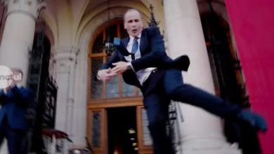 ministrul-ungar-al-sanatatii,-hegedus-zsolt,-si-a-repetat-dansul-devenit-viral-pe-treptele-parlamentului-(video)