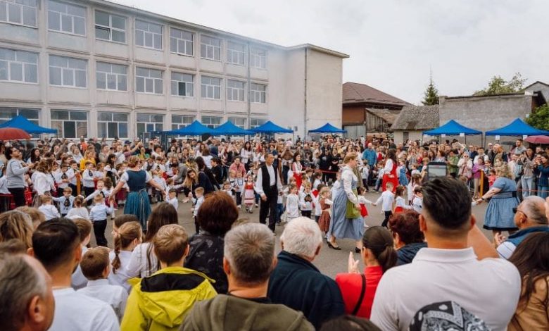 foto:-”maifest”,-la-scoala-gimnaziala-”friedrich-schiller”-din-targu-mures
