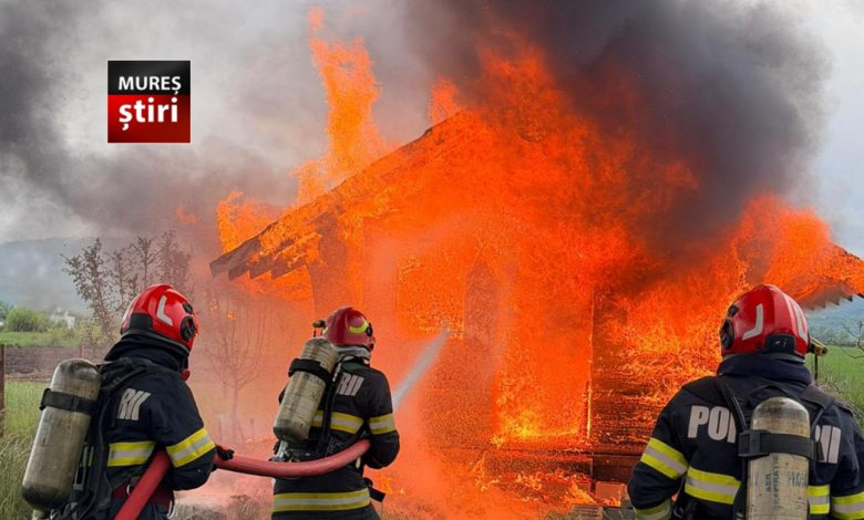 incendiu-de-proportii-in-ideciu-de-sus:-o-cabana-din-lemn,-mistuita-de-flacari!-foto