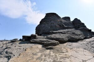 terenul-pe-care-se-afla-monumentele-naturale-babele-si-sfinxul-apartine-de-comuna-moroeni-din-judetul-dambovita