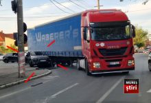 atentie-in-trafic!-impact-intre-un-autoturism-si-un-mastodont-in-targu-mures,-pe-strada-libertatii.-cine-este-de-vina-cand-te-pui-cu-„uriasii”-soselelor?