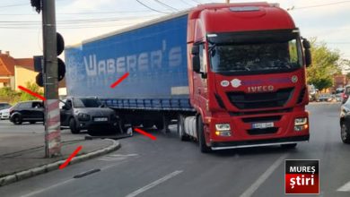 atentie-in-trafic!-impact-intre-un-autoturism-si-un-mastodont-in-targu-mures,-pe-strada-libertatii.-cine-este-de-vina-cand-te-pui-cu-„uriasii”-soselelor?