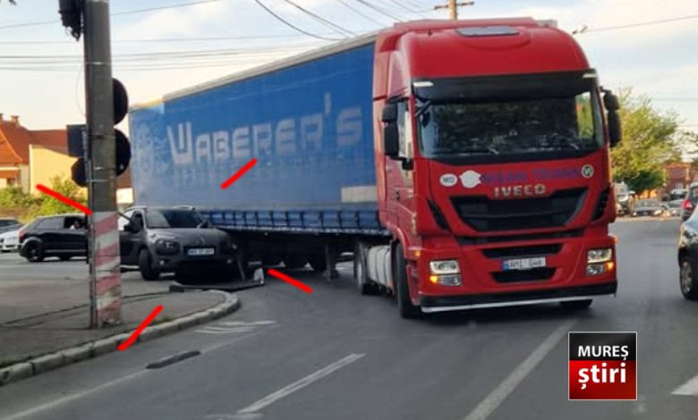 atentie-in-trafic!-impact-intre-un-autoturism-si-un-mastodont-in-targu-mures,-pe-strada-libertatii.-cine-este-de-vina-cand-te-pui-cu-„uriasii”-soselelor?