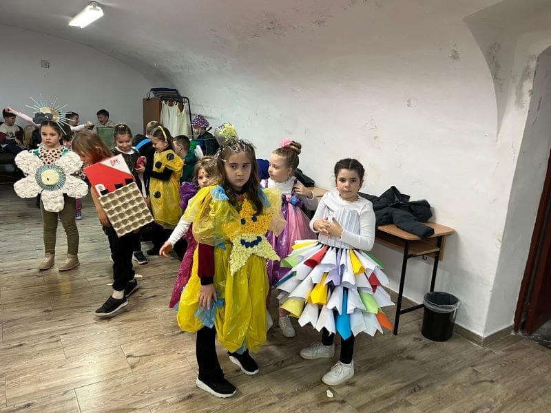 „caravana-reciclarii-creative”-transforma-scoala-gimnaziala-„alexandru-ceusianu”-reghin