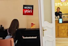 senzatie-dulce-in-targu-mures:-cafeneaua-unde-prajiturile-au-acorduri-de-pian-si-clientii-devin-vedete-pe-scena!