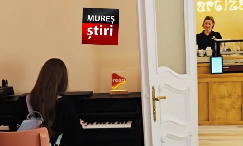 senzatie-dulce-in-targu-mures:-cafeneaua-unde-prajiturile-au-acorduri-de-pian-si-clientii-devin-vedete-pe-scena!