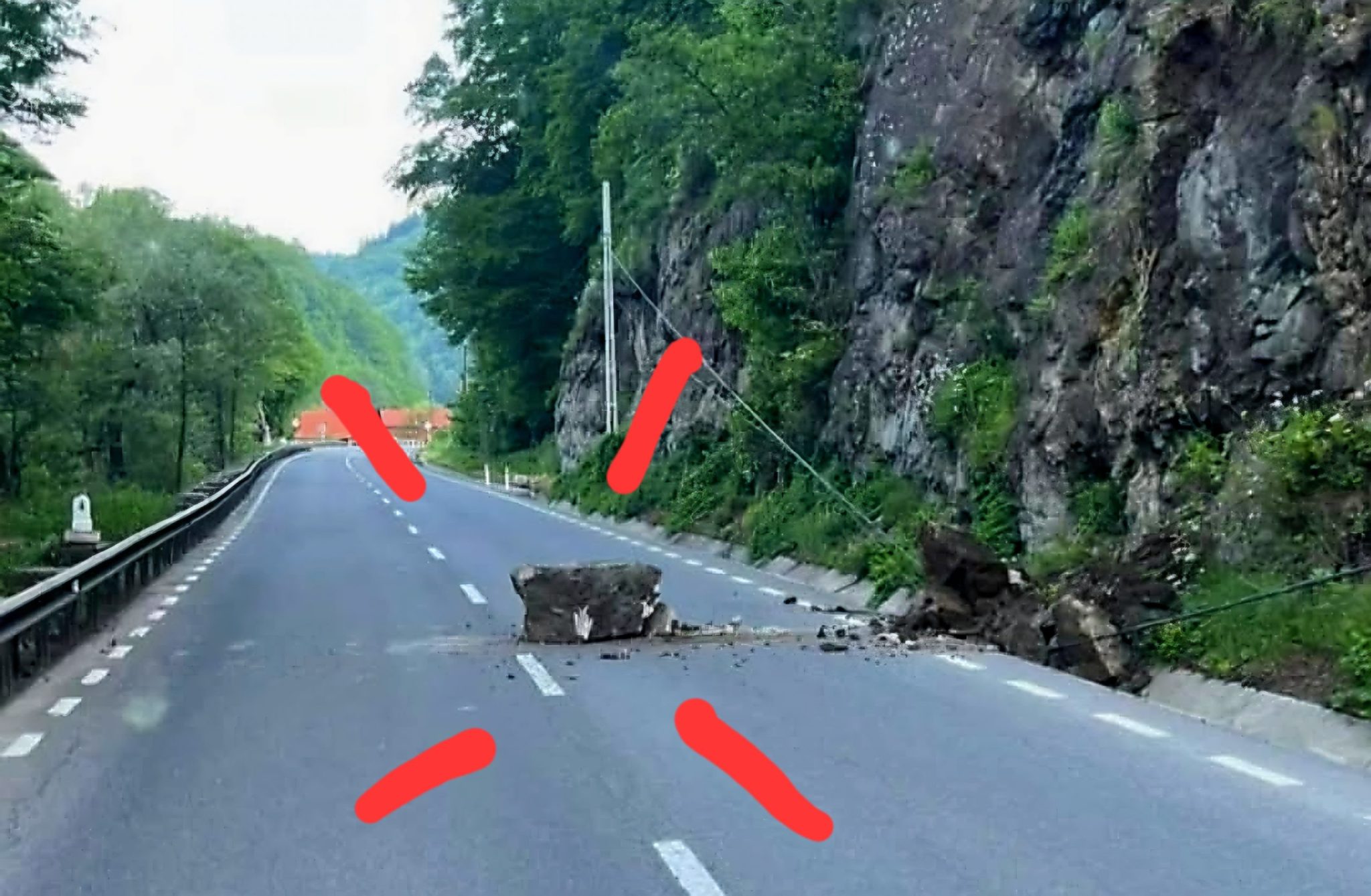 atentionare-de-urgenta:-caderi-masive-de-stanci-pe-dn15,-targu-mures-–-toplita!