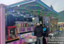 festivalul-de-placinte-si-capsuni-din-brasov,-inchis-de-politia-locala-din-cauza-numeroaselor-reclamatii-confirmate-de-controale