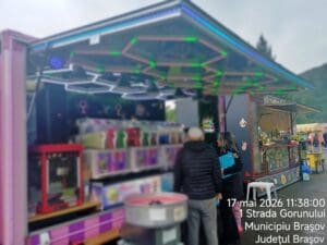 festivalul-de-placinte-si-capsuni-din-brasov,-inchis-de-politia-locala-din-cauza-numeroaselor-reclamatii-confirmate-de-controale