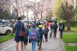 programul-pedibus,-care-incurajeaza-copiii-sa-mearga-pe-jos-la-scoala,-aniverseaza-cinci-ani-de-la-lansare