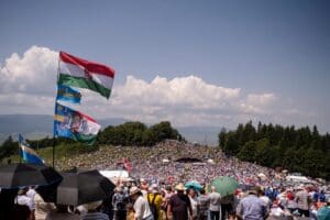 pelerini-din-tara-si-strainatate,-pe-drumul-credintei,-spre-procesiunea-de-rusaliile-catolice-de-la-sumuleu-ciuc