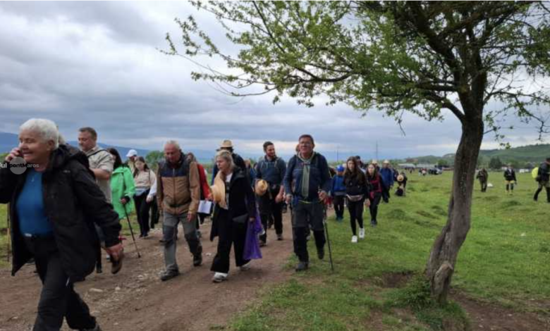 pelerini-din-tara-si-strainatate,-pe-drumul-credintei,-spre-procesiunea-de-rusaliile-catolice-de-la-sumuleu-ciuc