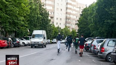 video.-„la-joaca”-cu-vieti-pe-strazile-din-targu-mures:-imagini-revoltatoare-cu-tineri-pe-trotinete-electrice-in-mijlocul-traficului!