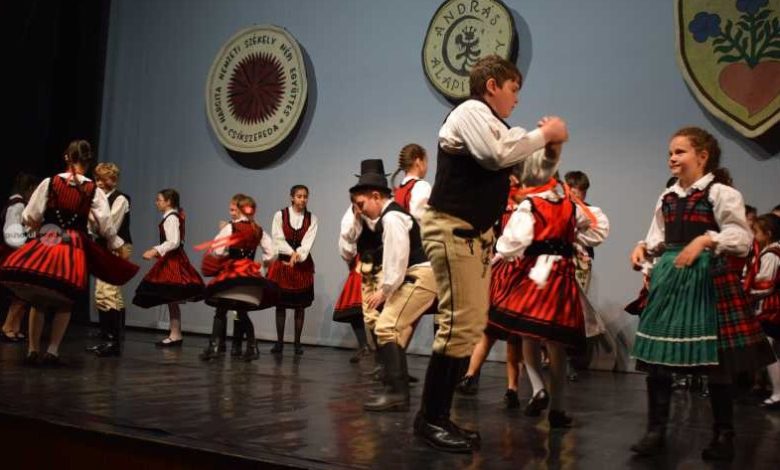 generatii-unite-prin-dans-popular-–-1.200-de-copii-si-tineri,-la-traditionala-intalnire-de-la-miercurea-ciuc