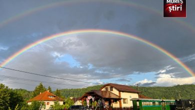 spectacol-la-sovata:-un-curcubeu-dublu-a-imbratisat-mocanita,-pictand-un-tablou-desprins-din-povesti!