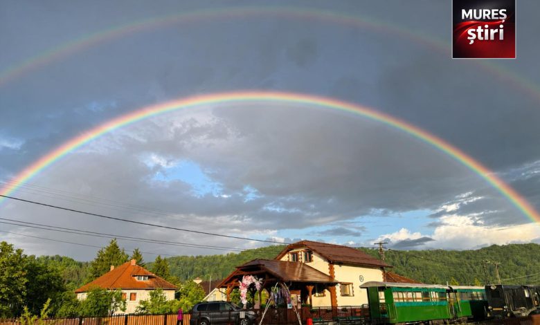 spectacol-la-sovata:-un-curcubeu-dublu-a-imbratisat-mocanita,-pictand-un-tablou-desprins-din-povesti!