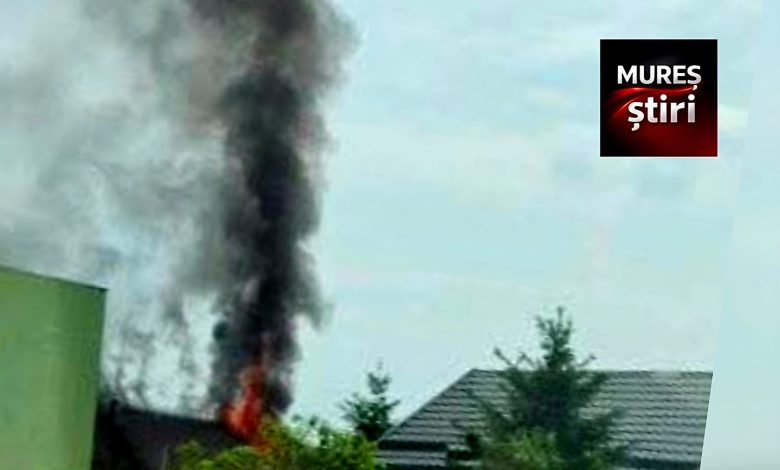 breaking-news-|-incendiu-violent-in-cristesti:-acoperisul-unei-case-a-luat-foc-pe-o-suprafata-de-200-mp!-pericol-de-extindere-la-vecini