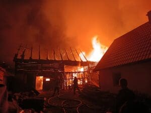 peste-50-de-pompieri-militari-si-civili-au-intervenit-la-un-incendiu-produs-azi-noapte-in-harghita