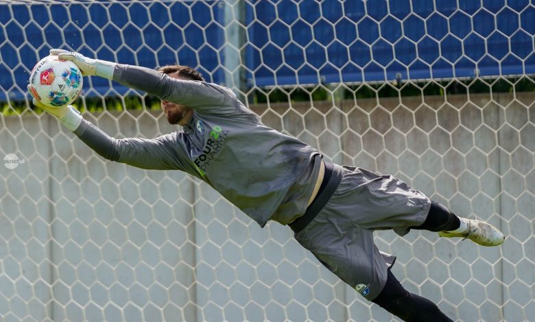 dennis-seimen,-un-portar-cu-origini-muresene,-a-promovat-pe-sc-paderborn-in-bundesliga,-aproape-de-unul-singur