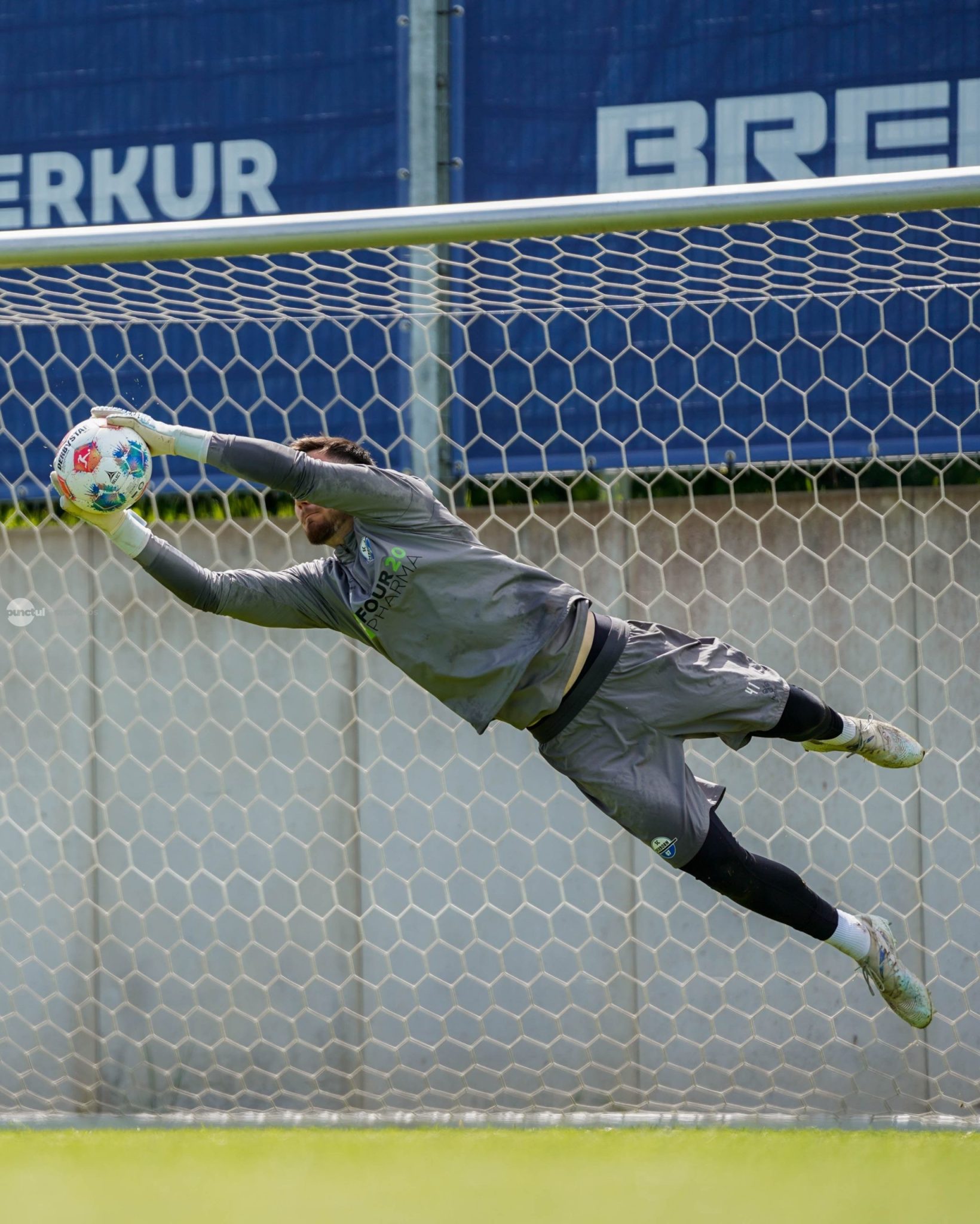 dennis-seimen,-un-portar-cu-origini-muresene,-a-promovat-pe-sc-paderborn-in-bundesliga,-aproape-de-unul-singur